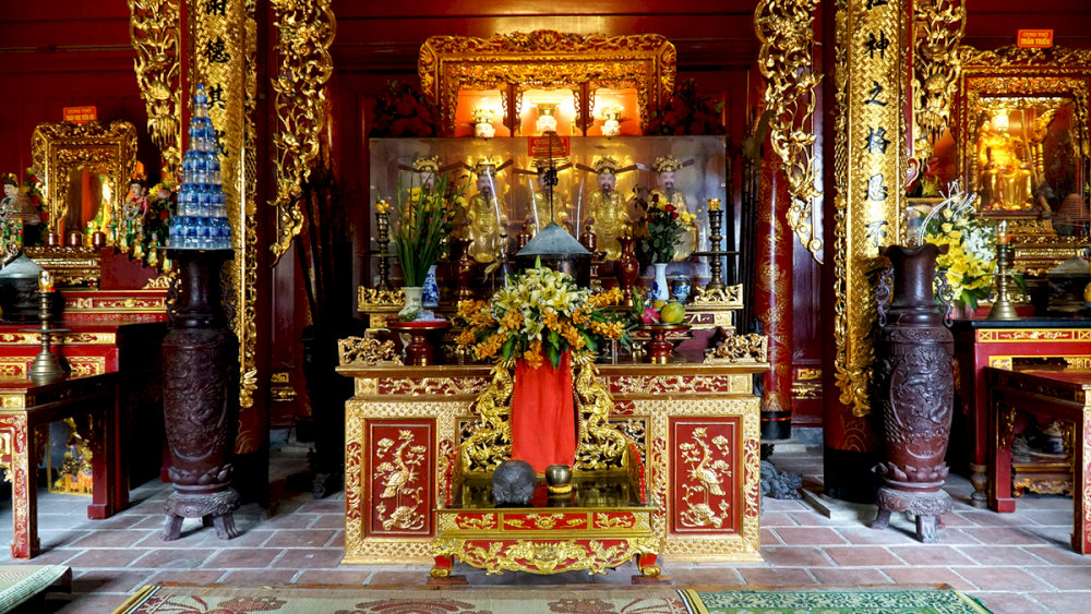 Điện thờ Ông Hoàng Mười bên trong đền